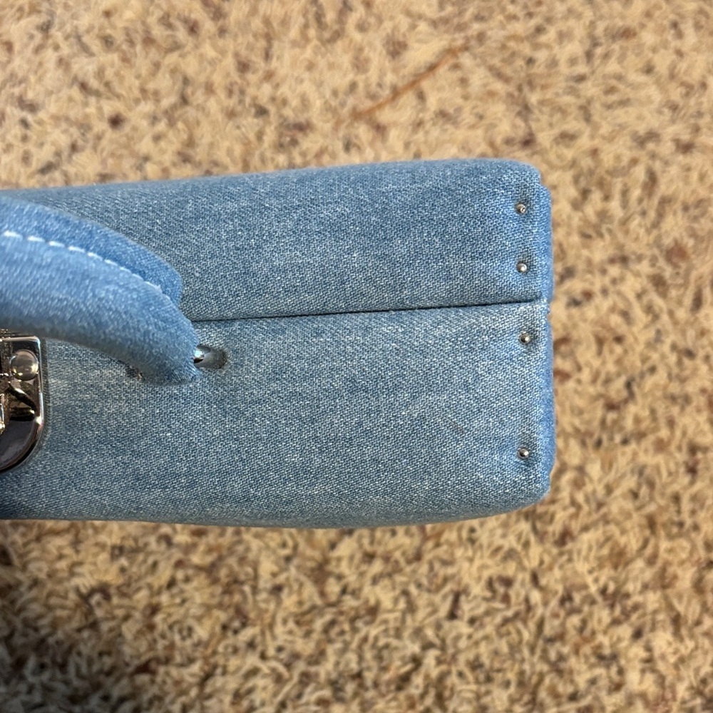 Ozias Paris lip clutch as seen on Sabrina Carpenter. - Picture 12 of 14